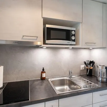 Hid Ag: Lakeview Mit Parkplatz Und Balkon דירה *
